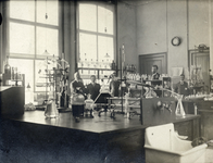 831979 Interieur van het laboratorium van de Keuringsdienst voor Waren (Rijnkade 2) te Utrecht.N.B. In ca. 1937 is de ...